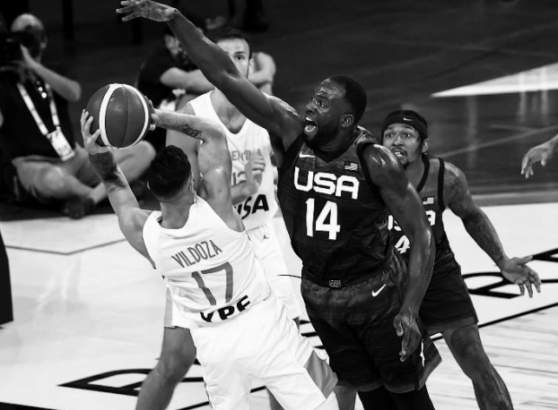 Basketballspiel: Spieler im USA-Trikot blockt Wurf eines Gegenspielers